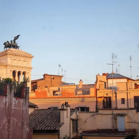 Peaceful In Piazza Venezia's Alleys Lägenhet