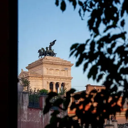 Peaceful In Piazza Venezia's Alleys * Rom